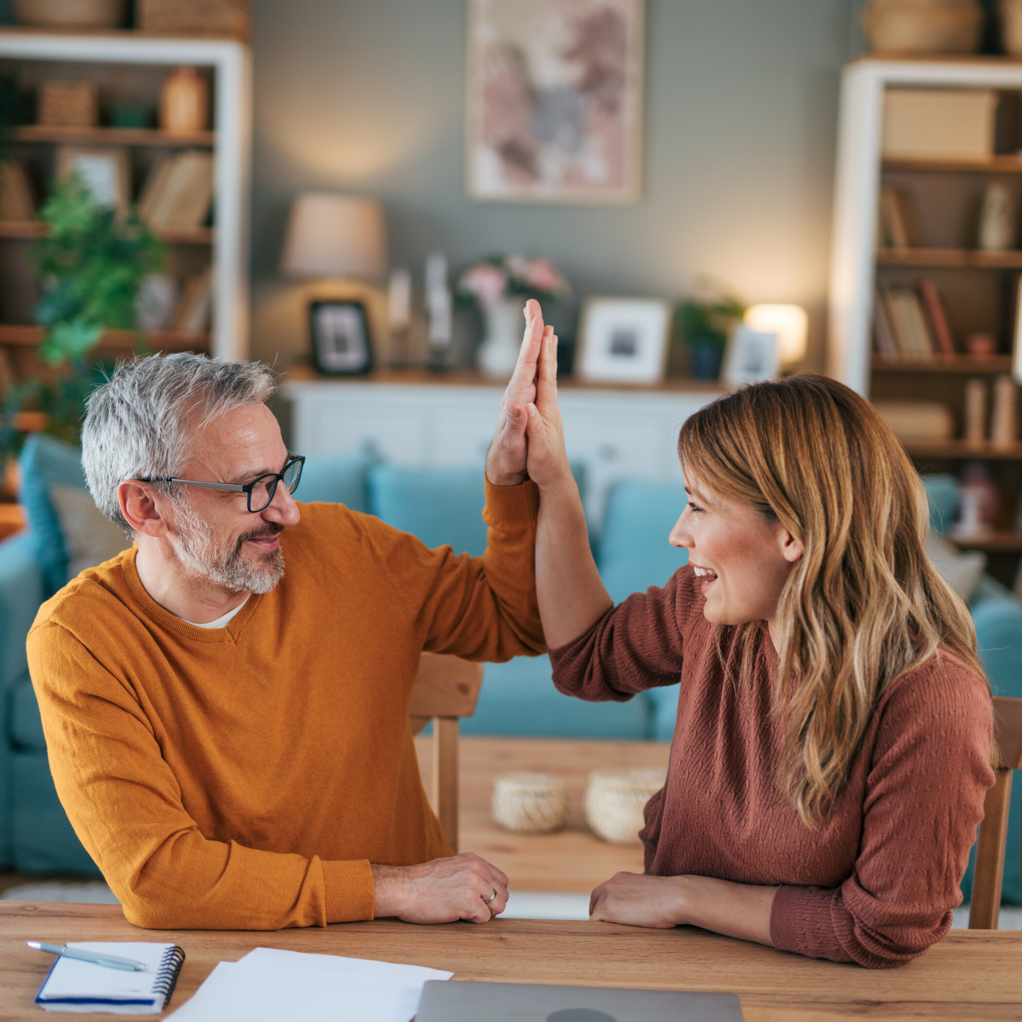 Freudiges Pärchen macht High-Five Freudiges Pärchen macht High-Five