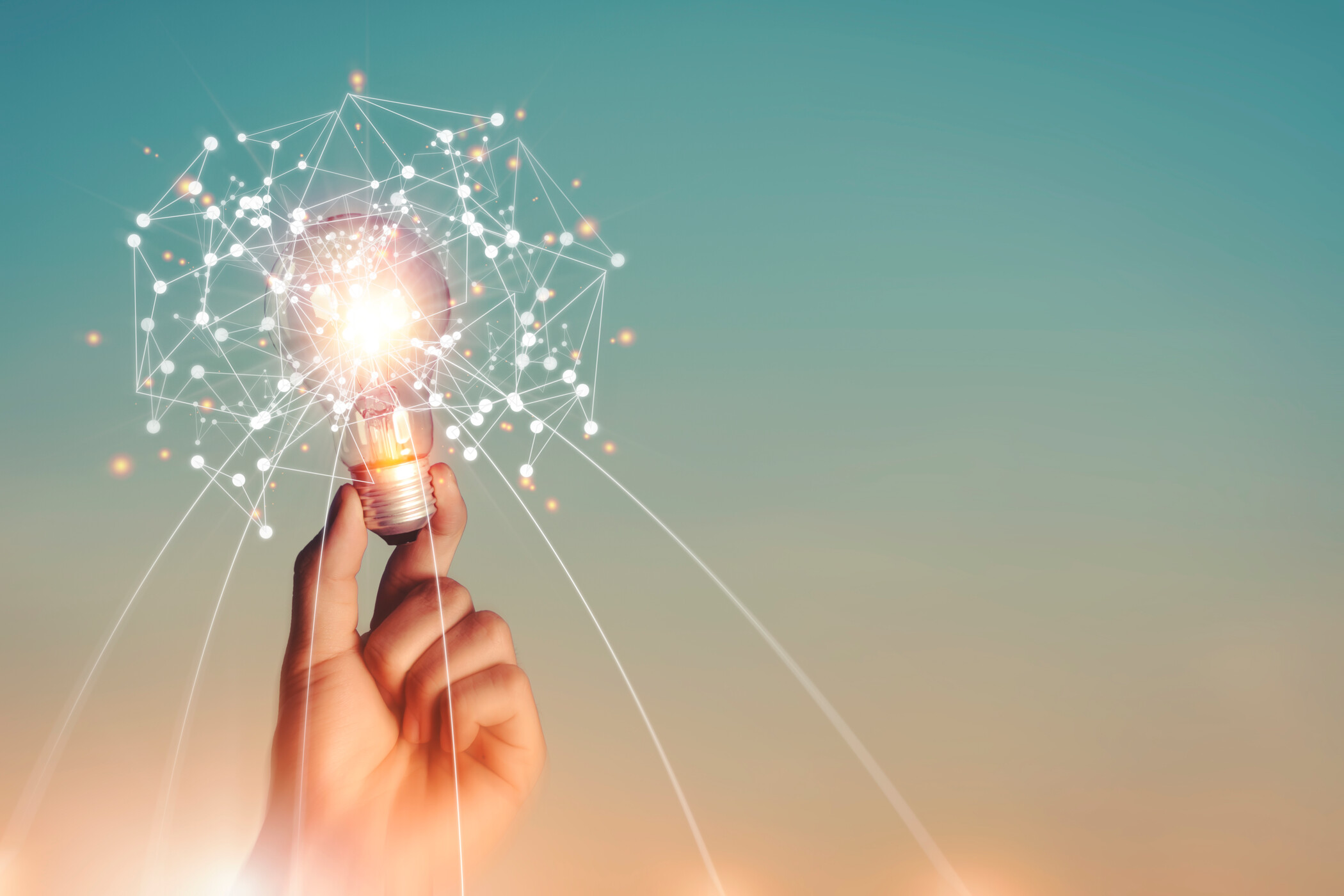 Glühbirne Energiesparlampe in Hand mit Vernetzungseffekt Glühbirne Energiesparlampe in Hand mit Vernetzungseffekt