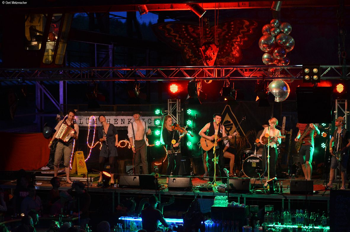 Elmores Eine Live-Band im Biergarten Elmores am Siegwasserfall.