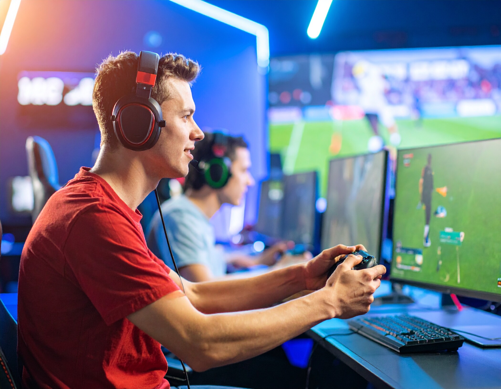 Das orangene rhenag Beratungsmobil steht auf dem Siegburger Marktplatz vor dem Museum.